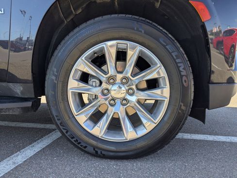 Used 2023 Chevrolet Suburban Premier image 10