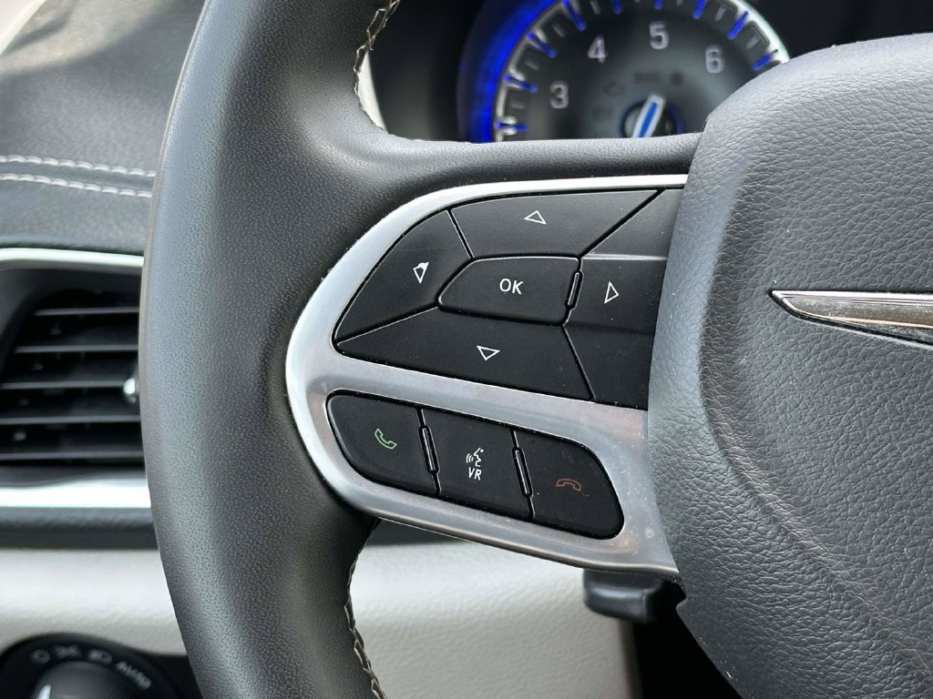 Used 2023 Chrysler Pacifica Limited FWD image 24