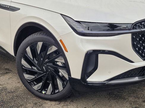 New 2026 Lincoln Nautilus Reserve image 6