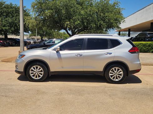 Used 2017 Nissan Rogue SV FWD image 4