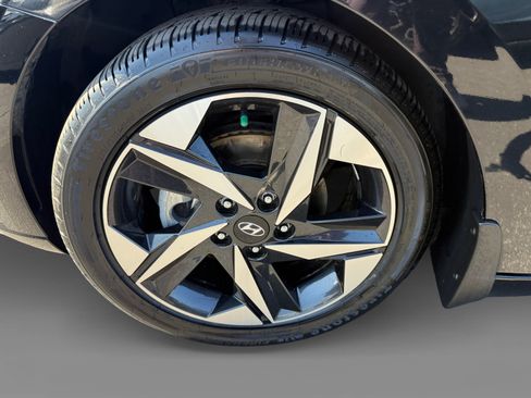 Used 2023 Hyundai Elantra SEL w/ Convenience Package FWD image 9