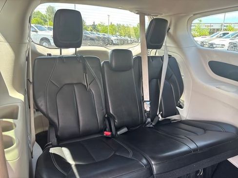 Used 2023 Chrysler Pacifica Touring-L FWD image 9