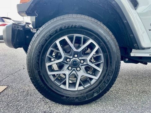 Used 2024 Jeep Wrangler Sahara image 9