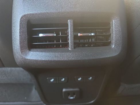 Used 2023 Chevrolet Equinox Premier image 21