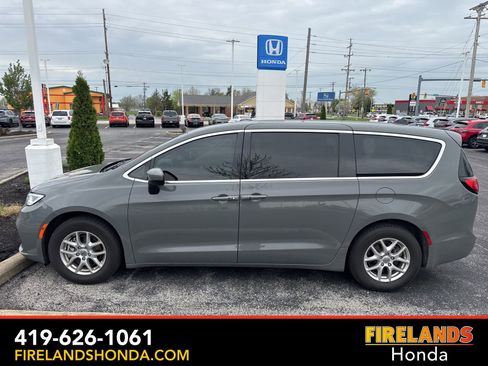 Used 2023 Chrysler Pacifica Touring-L image 1