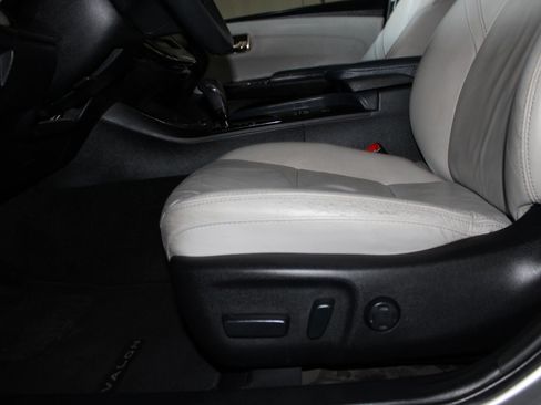 Used 2013 Toyota Avalon XLE Touring image 19