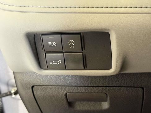 Used 2024 Toyota Highlander XLE AWD/4WD image 30