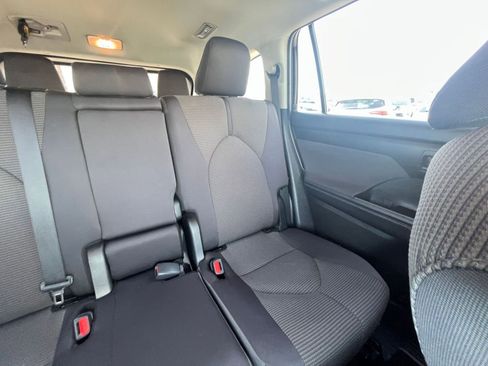 Used 2025 Toyota Highlander LE image 40