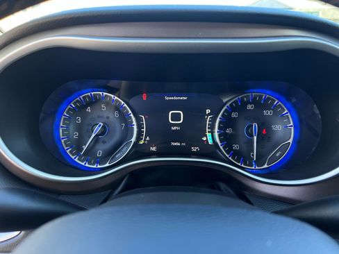 Used 2018 Chrysler Pacifica Touring-L w/ Advanced Safetytec Group image 11