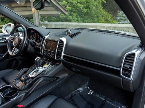 Used 2016 Porsche Cayenne image 57