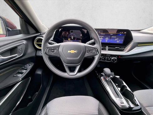 Used 2024 Chevrolet Trax LT FWD image 7