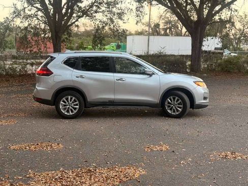 Used 2018 Nissan Rogue SV image 4