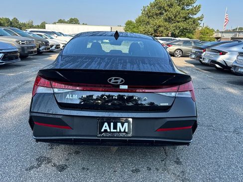 New 2025 Hyundai Elantra SEL image 4