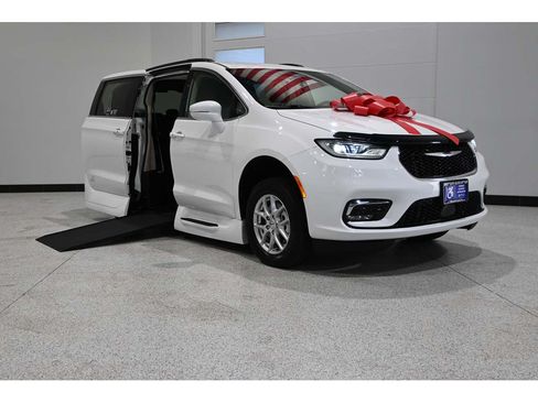 Used 2022 Chrysler Pacifica Touring-L FWD image 2