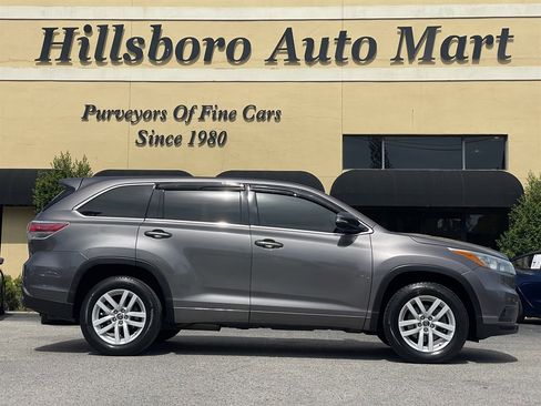 Used 2016 Toyota Highlander LE FWD image 4
