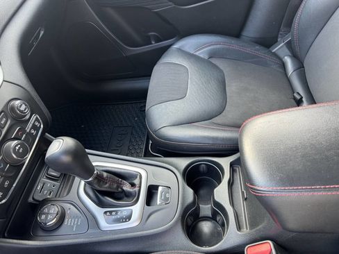 Used 2016 Jeep Cherokee Trailhawk AWD/4WD image 11