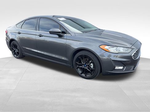 Used 2020 Ford Fusion SE w/ Equipment Group 151A FWD image 3