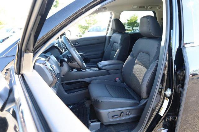 Certified 2025 Nissan Pathfinder SV FWD image 10