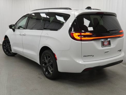New 2026 Chrysler Pacifica Limited image 13