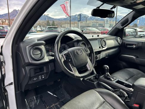 Used 2017 Toyota Tacoma TRD Sport image 10
