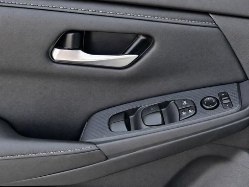 Used 2025 Nissan Sentra SV FWD image 13