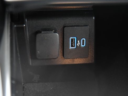 Used 2022 Ford Explorer XLT w/ Equipment Group 202A image 24