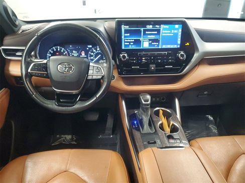 Certified 2021 Toyota Highlander Platinum image 9