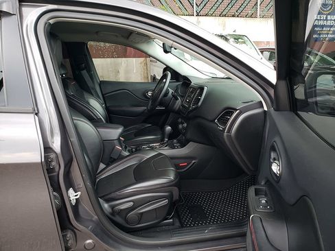 Used 2019 Jeep Cherokee Trailhawk AWD/4WD image 19