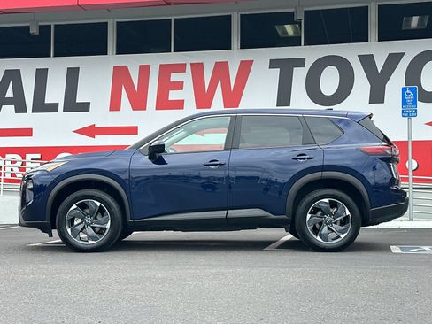 Used 2024 Nissan Rogue SV AWD/4WD image 2