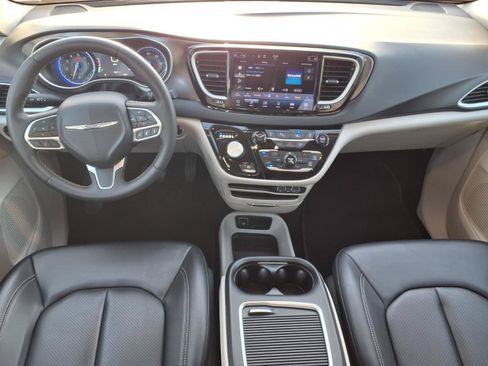Used 2024 Chrysler Pacifica Touring-L FWD image 11