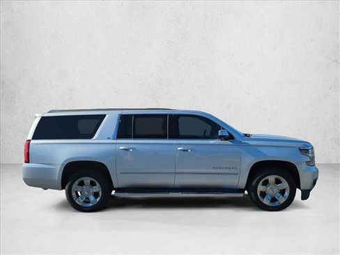 Used 2017 Chevrolet Suburban LT w/ LT Signature Package image 4