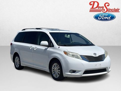 Used 2014 Toyota Sienna XLE FWD image 4