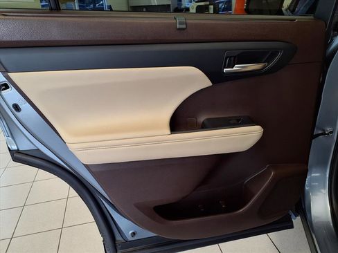 Used 2022 Toyota Highlander XLE image 18