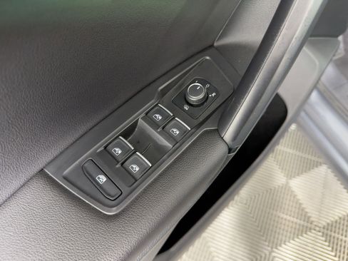 Used 2019 Volkswagen Tiguan SE image 29