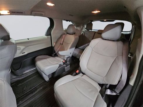 Used 2022 Toyota Sienna Limited image 26