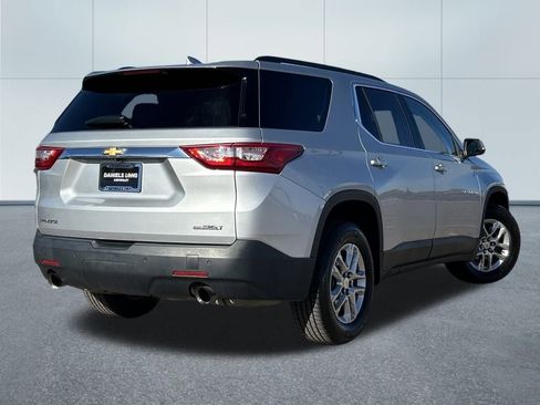 Used 2021 Chevrolet Traverse LT image 2