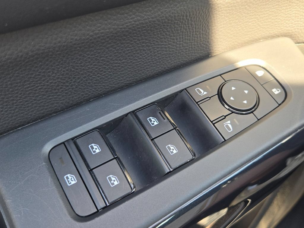 Used 2025 Nissan Pathfinder SV AWD/4WD image 28
