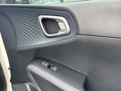 Certified 2022 Kia Soul S image 21