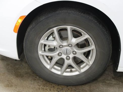 Used 2024 Chrysler Pacifica Touring-L FWD image 37