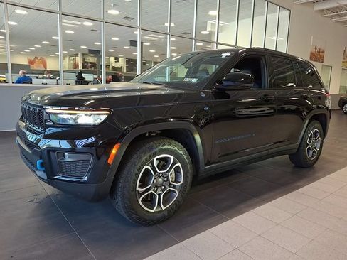 Used 2023 Jeep Grand Cherokee Trailhawk w/ Luxury Tech Group III AWD/4WD image 3
