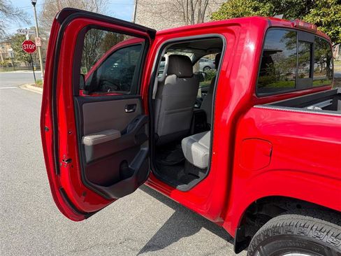 Used 2022 Nissan Frontier SV RWD image 18