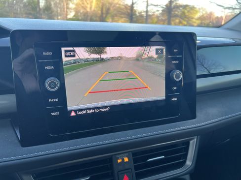 Certified 2025 Volkswagen Taos SE FWD image 23