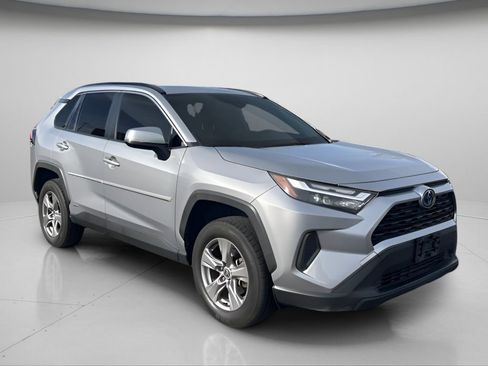 Used 2022 Toyota RAV4 XLE w/ Convenience Package image 2