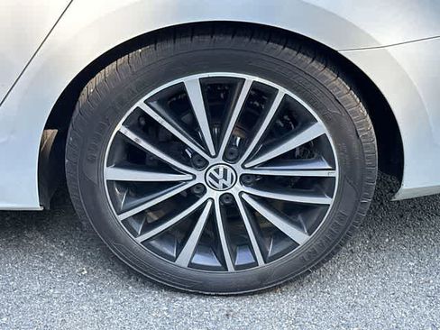 Used 2017 Volkswagen Jetta Sport w/ Jetta Sport Lighting Package FWD image 5