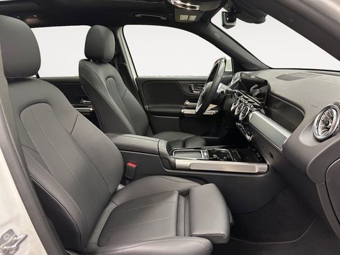 Used 2025 Mercedes-Benz GLB 250 4MATIC image 15