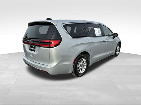 Used 2024 Chrysler Pacifica Touring-L image 7