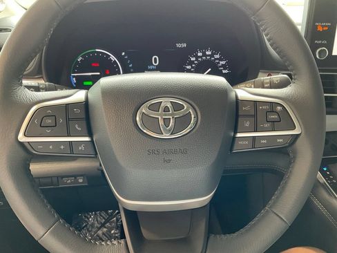 Certified 2025 Toyota Sienna XLE w/ XLE Plus Package AWD/4WD image 10