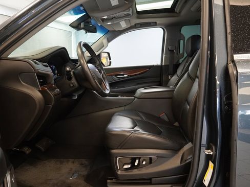 Used 2019 Cadillac Escalade Luxury w/ LPO, Radiant Package image 5