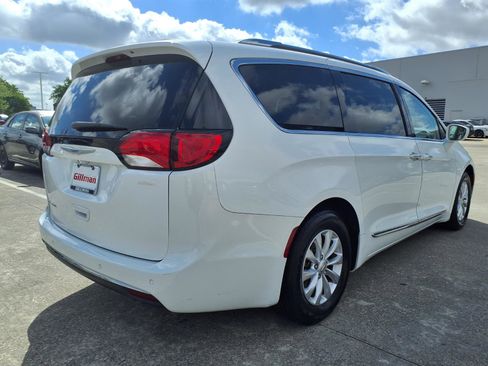 Used 2018 Chrysler Pacifica Touring-L image 25