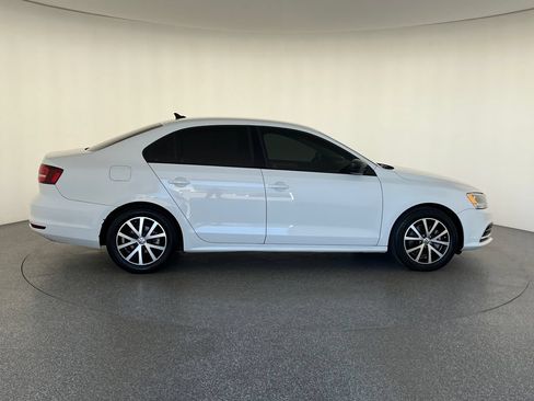 Used 2016 Volkswagen Jetta SE FWD image 2